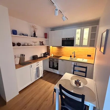 Freshly Renovated Modern Lägenhet